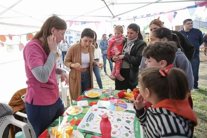 MAYRA JUNTO A LOS VECINOS Y A LAS VECINAS INAUGURÓ LOS NUEVOS JUEGOS DE LA PLAZA “SOLDADO LUIS ALBERTO DÍAZ” DE SAN FRANCISCO SOLANO (1)