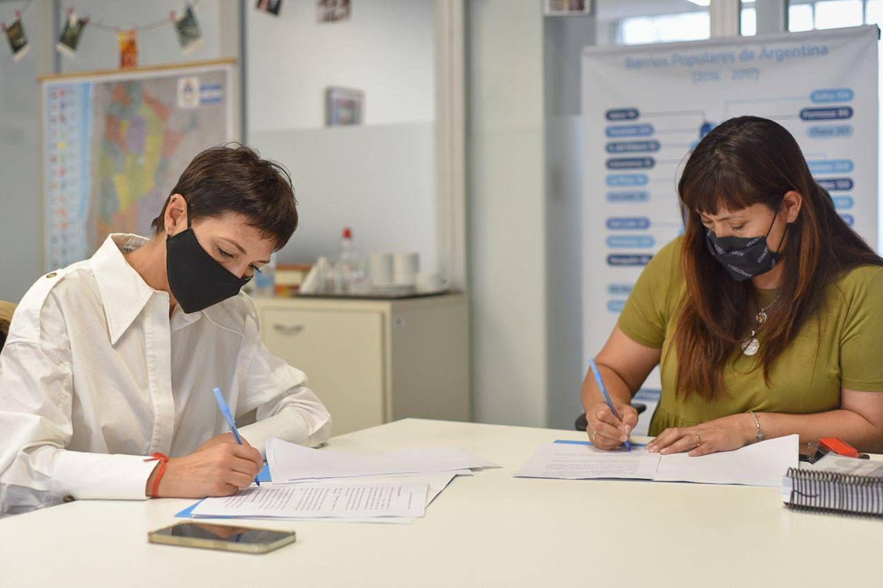 MAYRA FIRMO CONVENIO CON MIÑO (2)