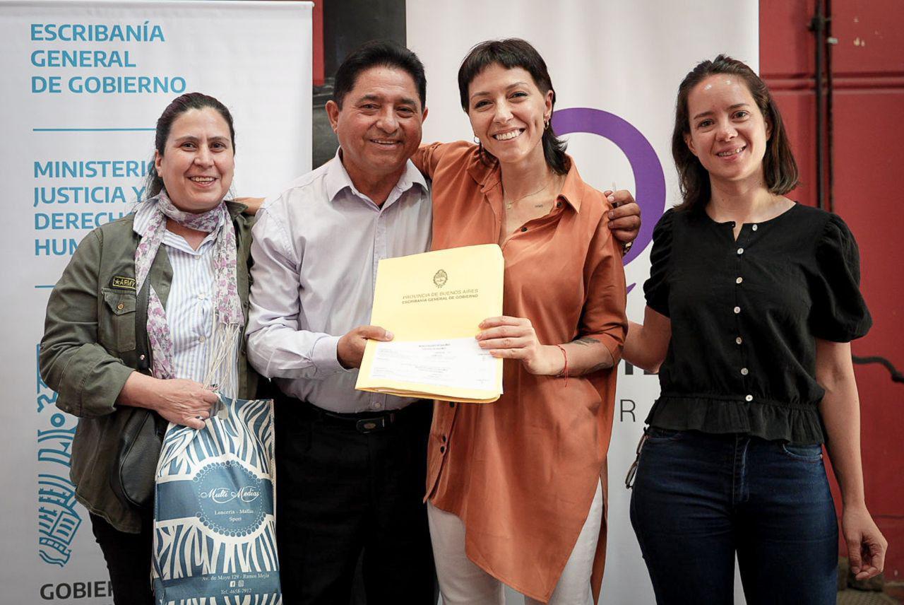 MAYRA EN FIRMA ESCRITURAS “EN ESTOS ACTOS VEMOS LA IMPORTANCIA DE UN ESTADO PRESENTE QUE ACOMPAÑE EL ESFUERZO DE LAS FAMILIAS” (2)