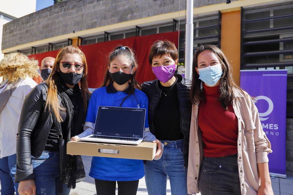 MAYRA ENTREGA DE NETBOOKS 3