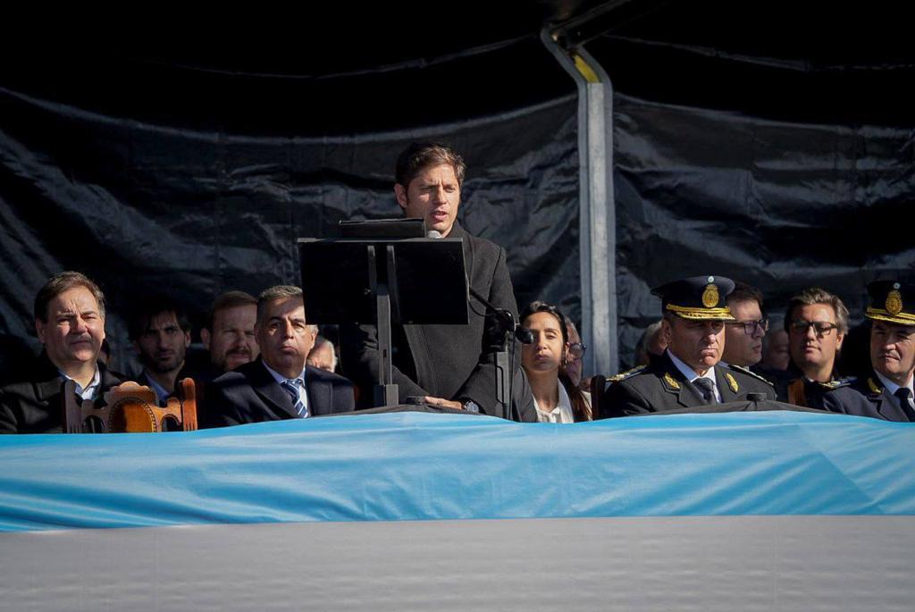 MAYRA JUNTO A KICILLOF EN LA JURA DE CADETES DE LA POLICIA 2
