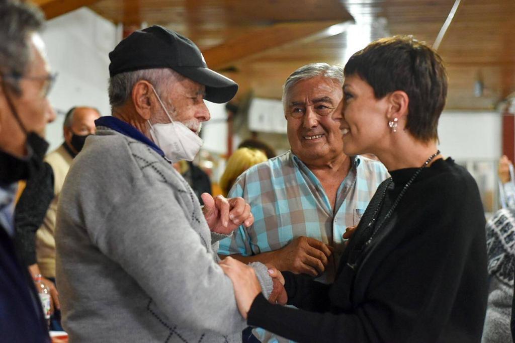 Mayra con jubilados en solano 2