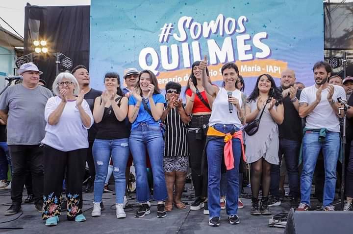 MAYRA JUNTO A LOS VECINOS Y VECINAS DEL BARRIO SANTA MARÍA-IAPI QUE SE VISTIÓ DE FIESTA POR SU 39º ANIVERSARIO (2)