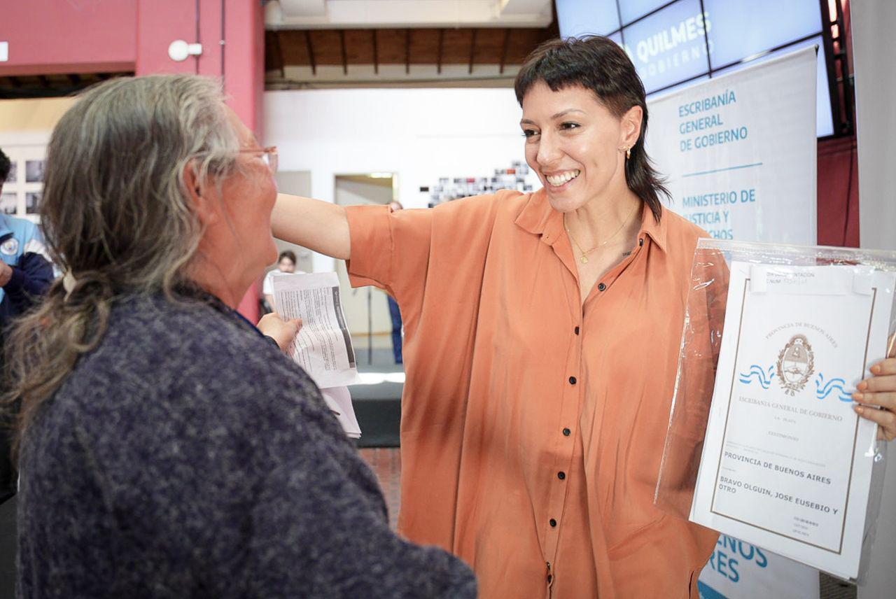MAYRA EN FIRMA ESCRITURAS “EN ESTOS ACTOS VEMOS LA IMPORTANCIA DE UN ESTADO PRESENTE QUE ACOMPAÑE EL ESFUERZO DE LAS FAMILIAS” (3)