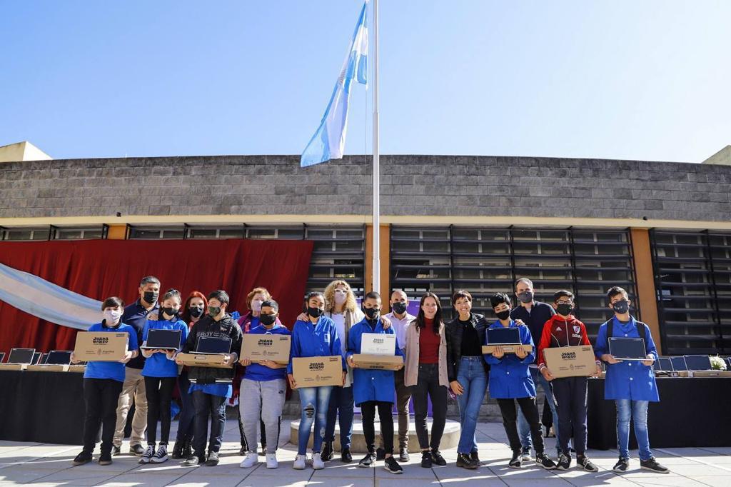 MAYRA ENTREGA DE NETBOOKS 4