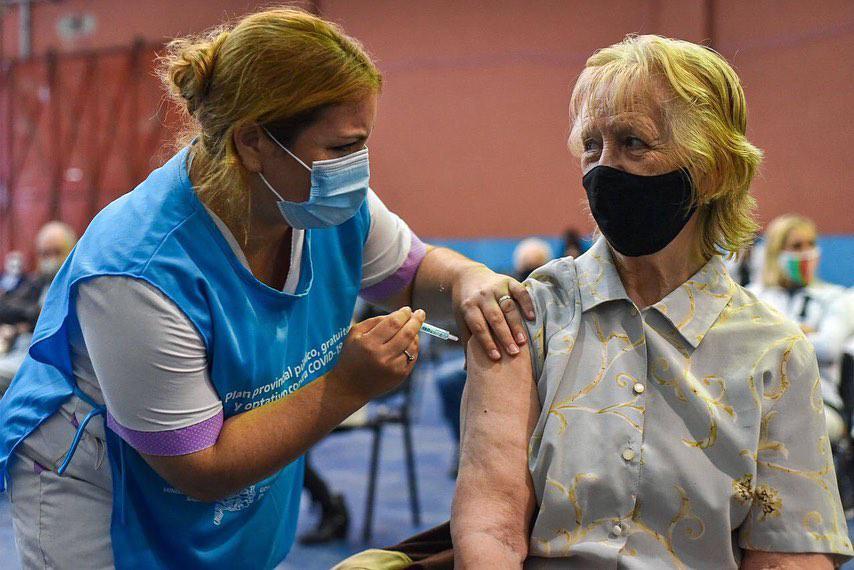 Mayra supervisó el nuevo vacunatorio de la UNQ 2