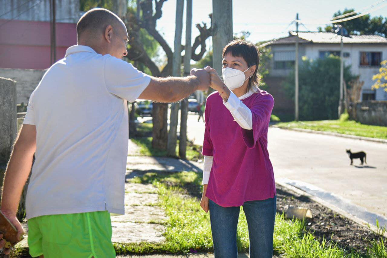 MAYRA SUPERVISÓ EL AVANCE DE LOS NUEVOS ASFALTOS DEL BARRIO KOLYNOS (3)