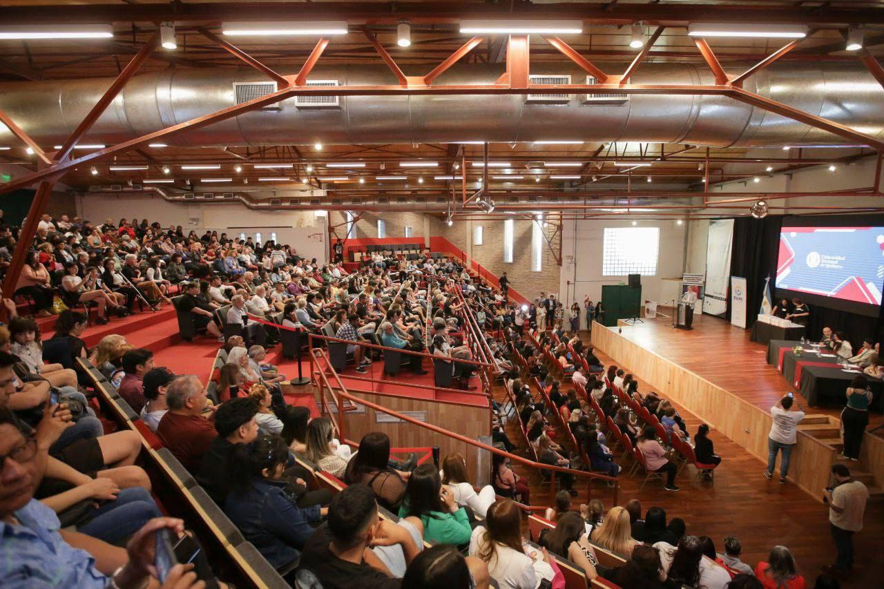 MAYRA Y LUANA VOLNOVICH PARTICIPARON DEL ACTO DE EGRESADOS DE CUIDADORES DOMICILIARIOS EN LA UNQ 4