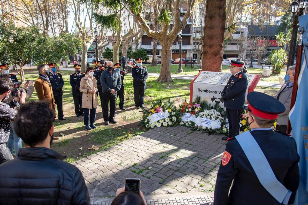 MAYRA EN EL ACTO JUNTO A LOS BOMBEROS VOLUNTARIOS DE QUILMES EN SU DÍA  (1)