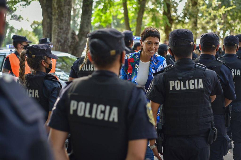 MAYRA LES DIO LA BIENVENIDA A LOS NUEVOS POLICÍAS 3