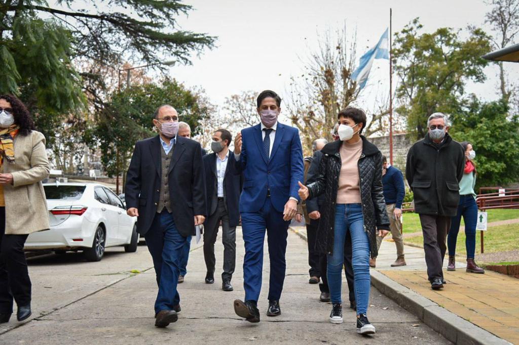 Mayra y Trotta en inicio de obras aulas unq 2