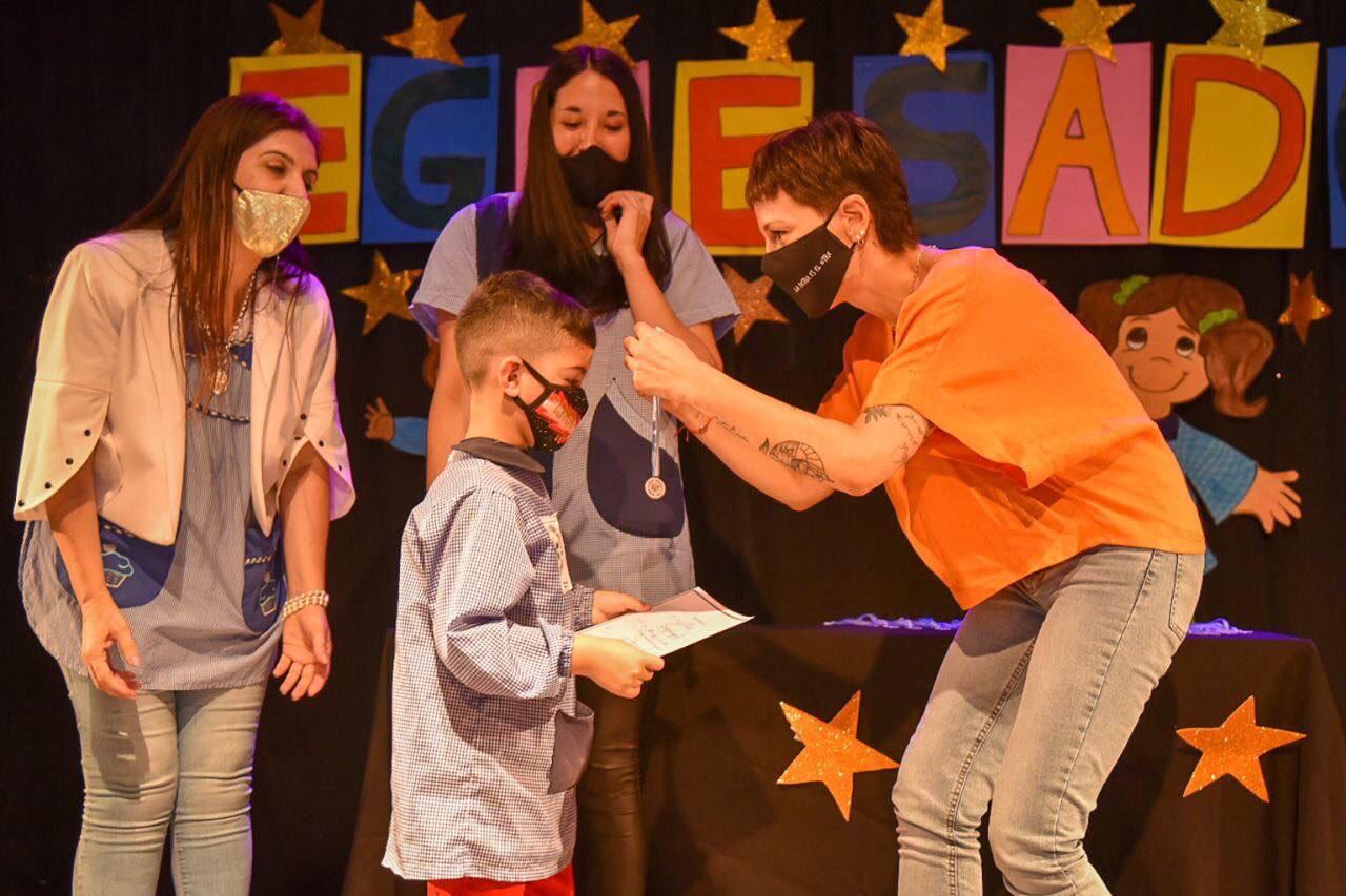 Mayra en el acto de egresados del Jardín de Infantes Municipal Nº 2 de Solano (2)