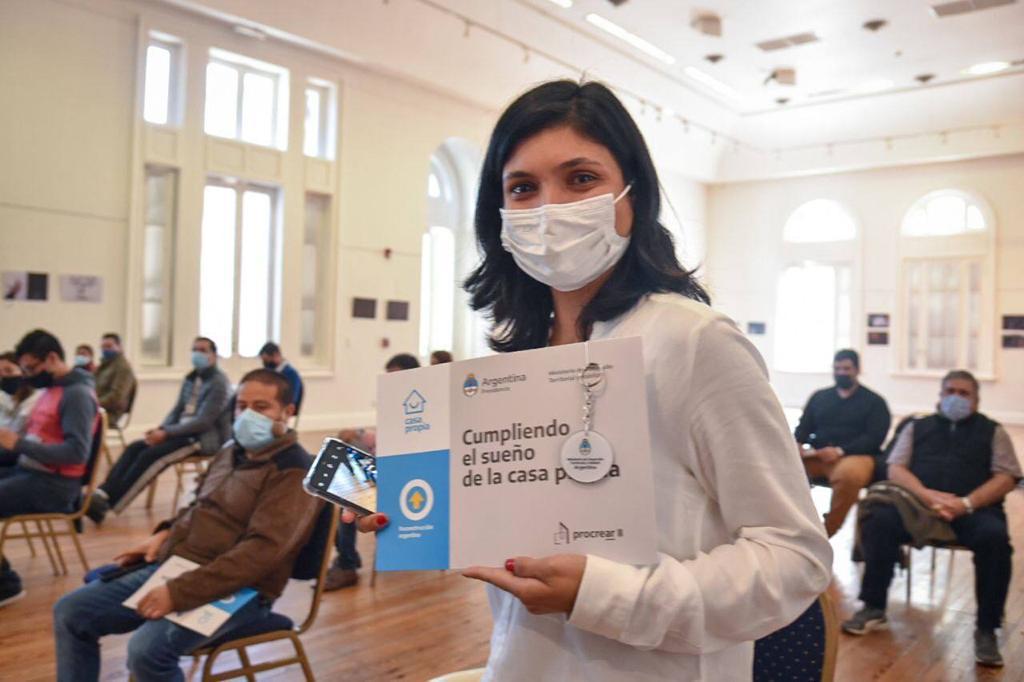 Mayra y Ferraresi entregaron créditos Casa Propia (3)