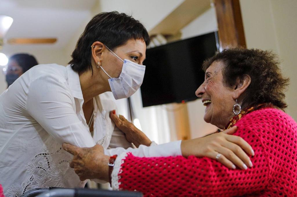 MAYRA COMPARTIÓ UN DESAYUNO CON VECINAS QUILMEÑAS (1)