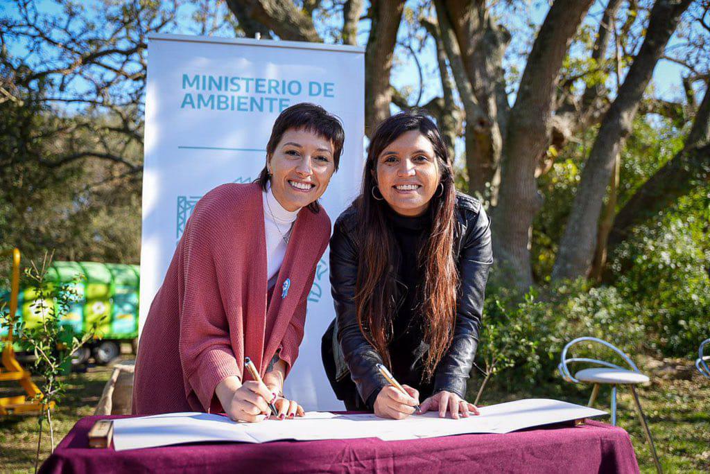 MAYRA FIRMA DE CONVENIO 1