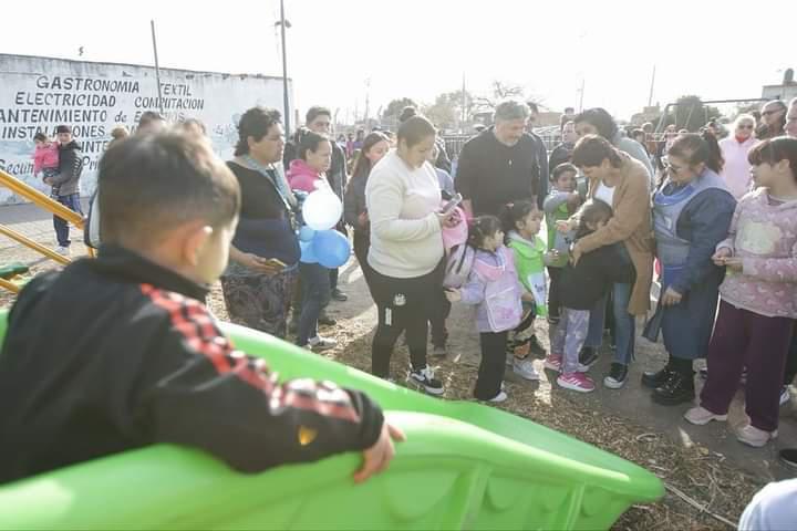 MAYRA JUNTO A LOS VECINOS Y A LAS VECINAS INAUGURÓ LOS NUEVOS JUEGOS DE LA PLAZA “SOLDADO LUIS ALBERTO DÍAZ” DE SAN FRANCISCO SOLANO (4) (1)