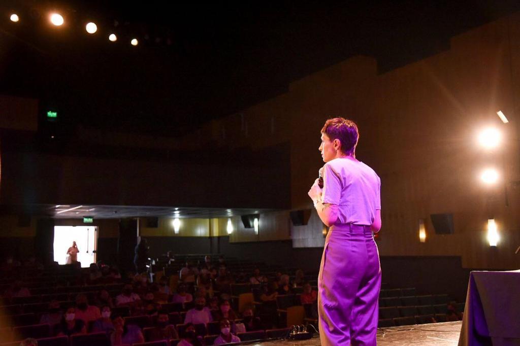 Mayra encabezó el acto de firma de más de 200 escrituras (3)