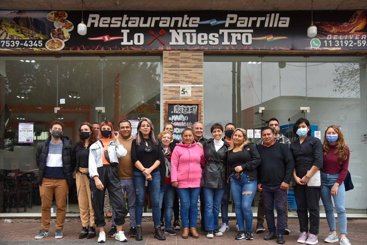 MAYRA JUNTO A LOS COMERCIANTES DE EZPELETA (2)