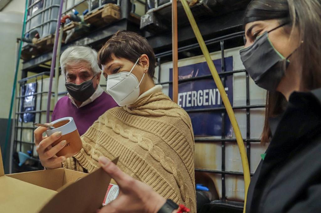 Mayra entrega certificado 2