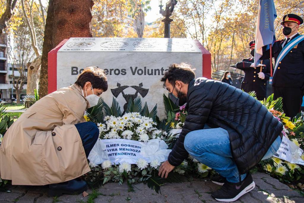 MAYRA EN EL ACTO JUNTO A LOS BOMBEROS VOLUNTARIOS DE QUILMES EN SU DÍA  (3)
