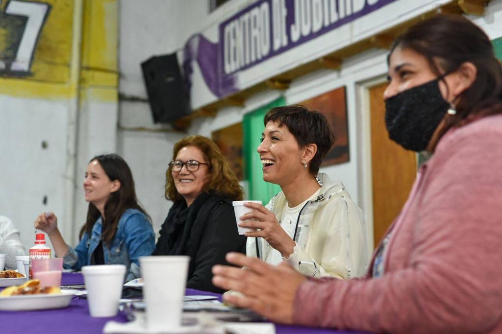 MAYRA COMPARTIÓ UN DESAYUNO EN EL CENTRO DE JUBILADOS Y PENSIONADOS ESPERANZA DE LA FLORIDA (1)