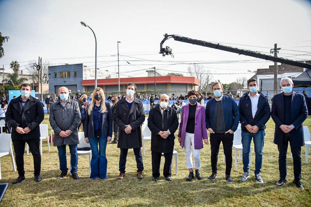 MAYRA JUNTO AL PRESIDENTE Y AL GOBERNADOR EN LA UNAJ 4