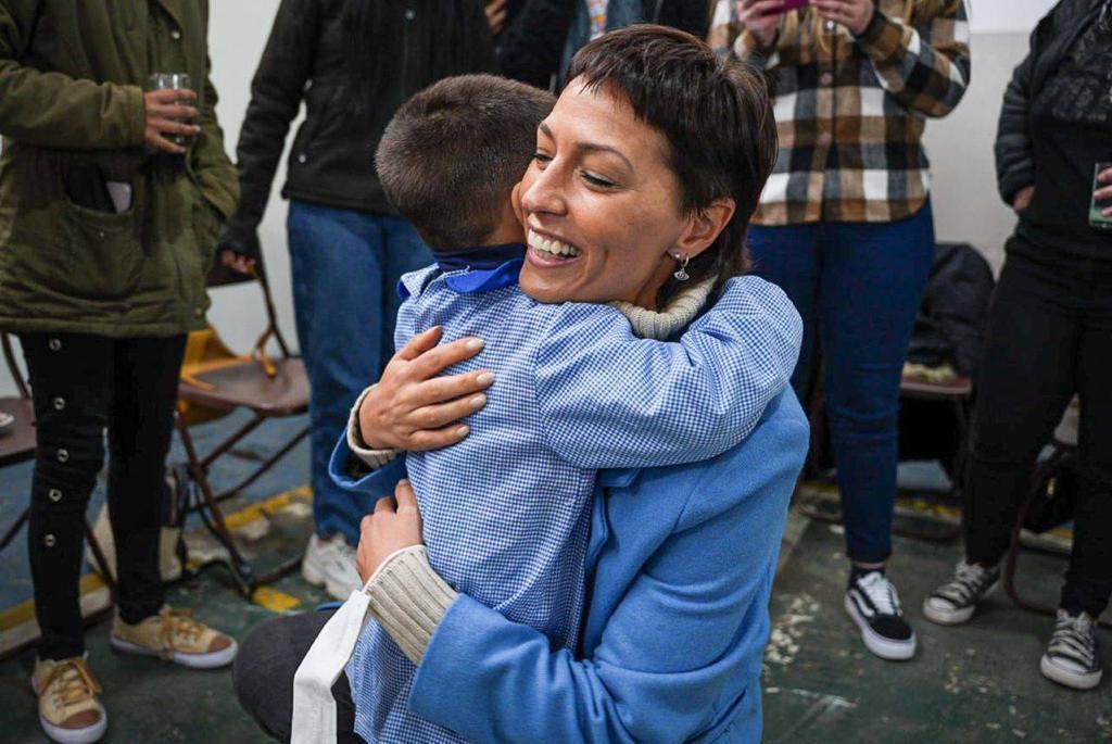 MAYRA ALMORZÓ JUNTO A AUTORIDADES Y TRABAJADORES DEL VACUNATORIO DEL COLEGIO SAN JORGE 3