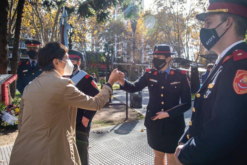 MAYRA EN EL ACTO JUNTO A LOS BOMBEROS VOLUNTARIOS DE QUILMES EN SU DÍA  (2)