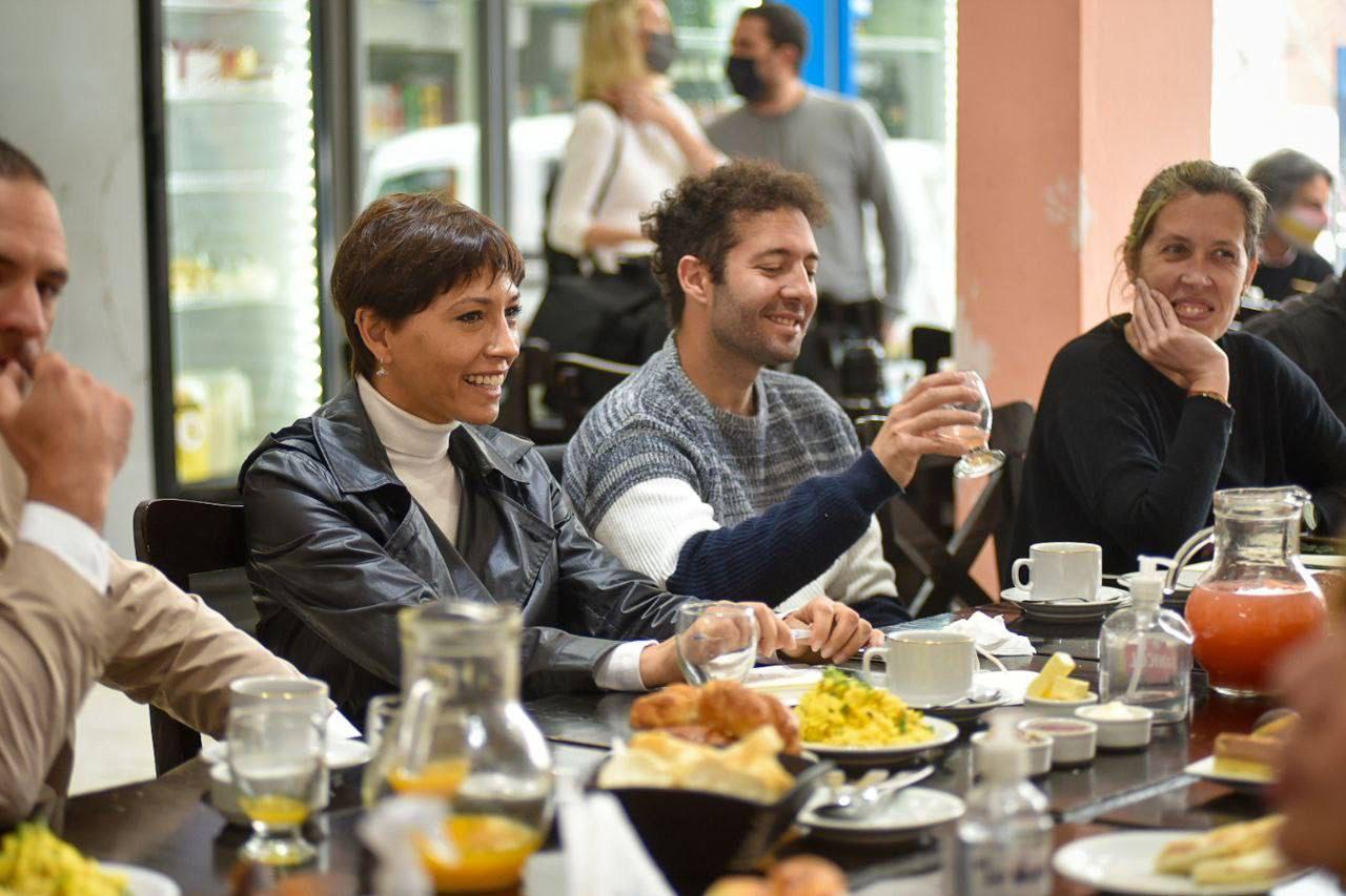 MAYRA JUNTO A LOS COMERCIANTES DE EZPELETA (1)