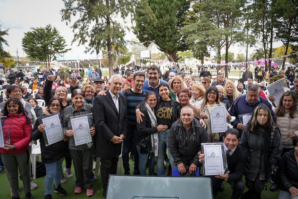 MAYRA Y MAGARIO ENTREGARON ESCRITURAS 4