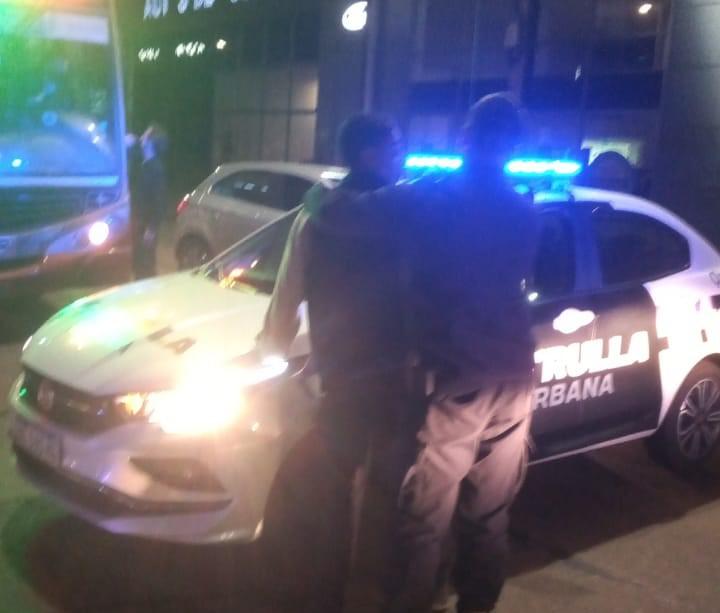 RÁPIDO ACCIONAR DE LA PATRULLA URBANA MUNICIPAL PARA DETENER A UN DELINCUENTE QUE ASALTÓ A DOS PASAJERAS EN UN COLECTIVO