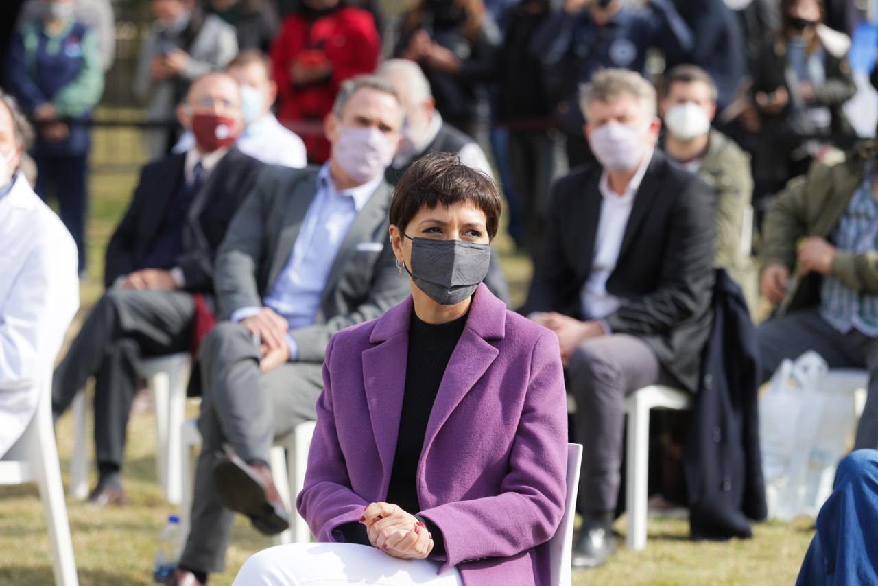 MAYRA JUNTO AL PRESIDENTE Y AL GOBERNADOR EN LA UNAJ 2