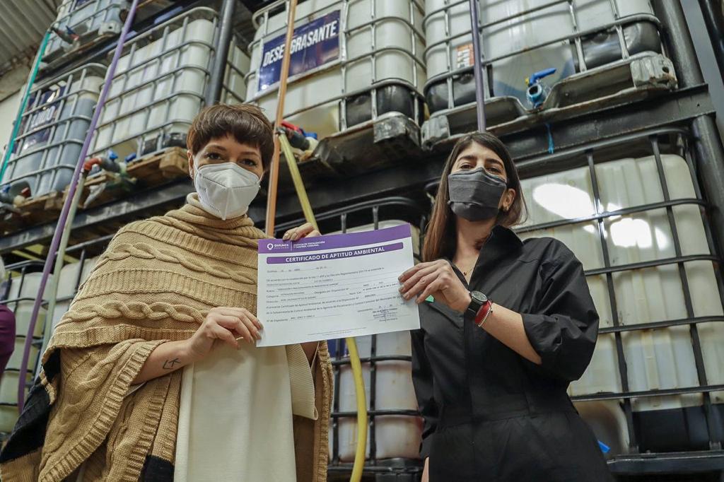 Mayra entrega certificado 4