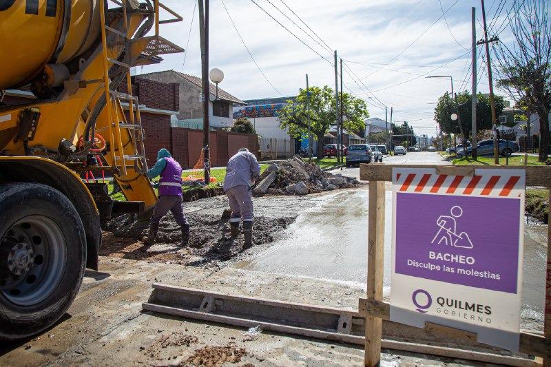 CONTINÚAN LOS INTENSOS TRABAJOS DE BACHEO EN HORMIGÓN Y CARPETA ASFÁLTICA EN QUILMES CENTRO Y EN LOS BARRIOS (3)