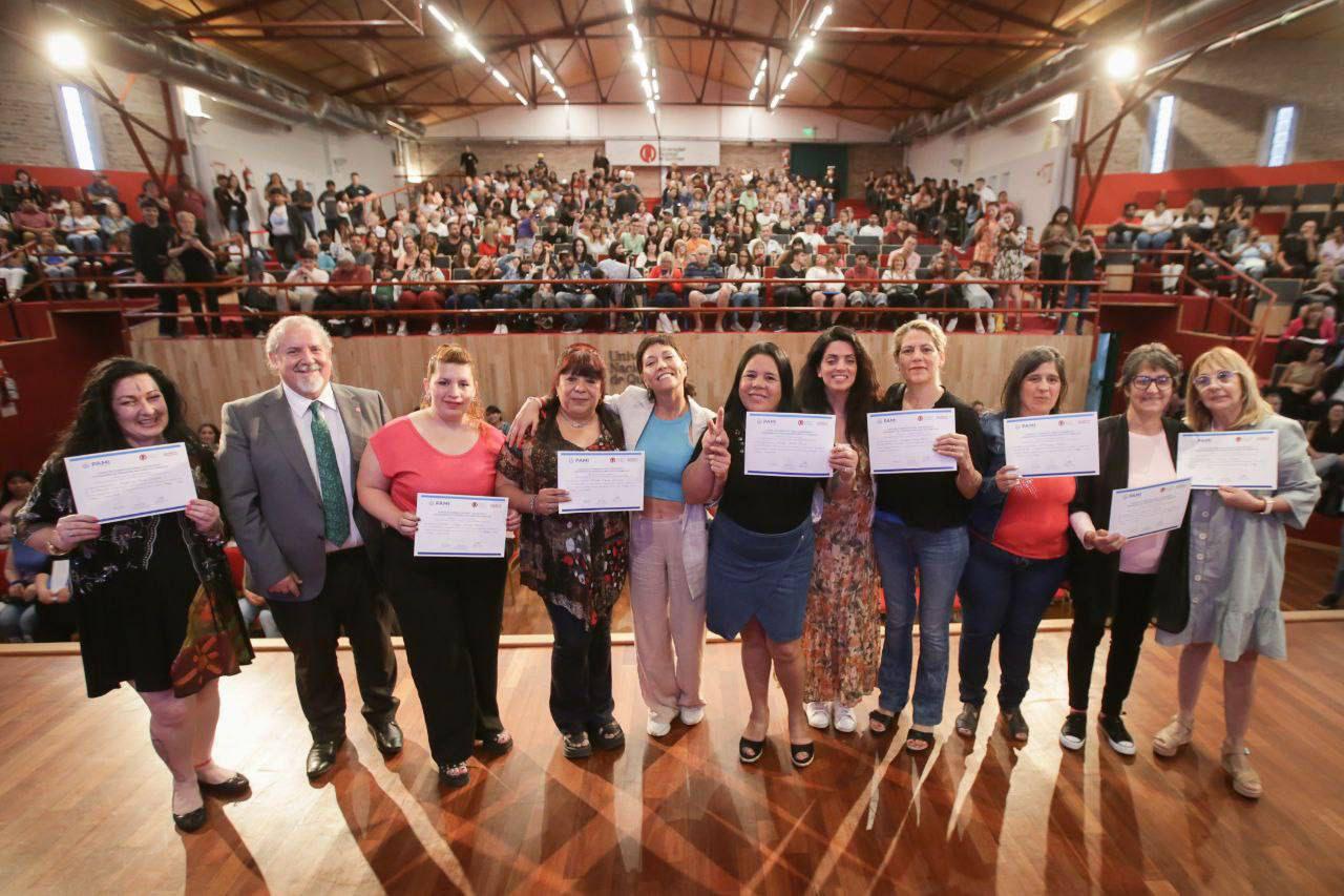 MAYRA Y LUANA VOLNOVICH PARTICIPARON DEL ACTO DE EGRESADOS DE CUIDADORES DOMICILIARIOS EN LA UNQ 1