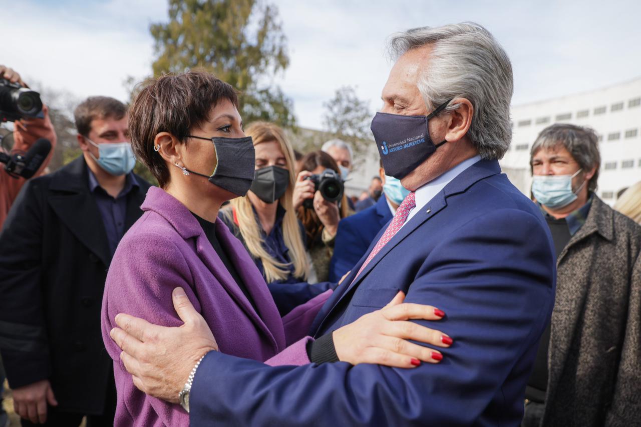 MAYRA JUNTO AL PRESIDENTE Y AL GOBERNADOR EN LA UNAJ 1