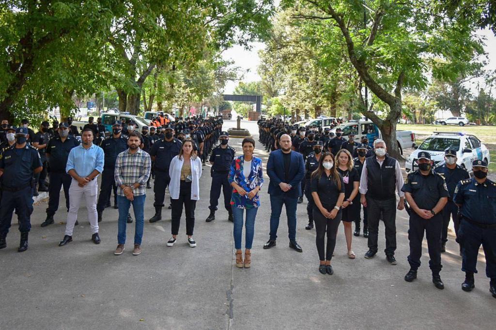 MAYRA LES DIO LA BIENVENIDA A LOS NUEVOS POLICÍAS 2