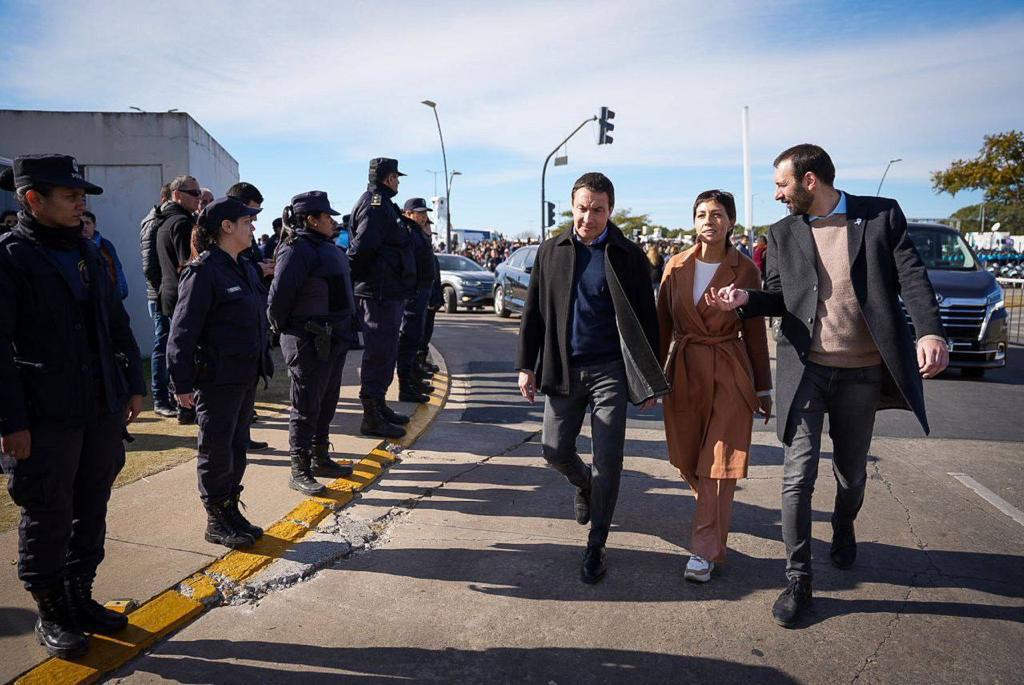 MAYRA JUNTO A KICILLOF EN LA JURA DE CADETES DE LA POLICIA 3