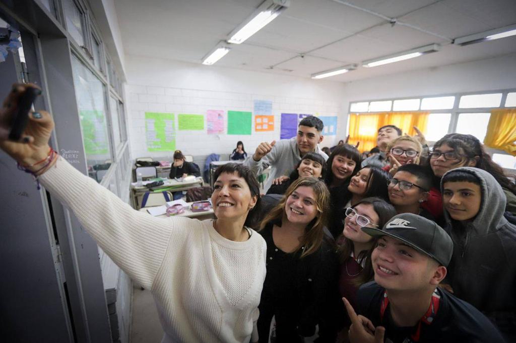 MAYRA ENTREGÓ NETBOOKS 2