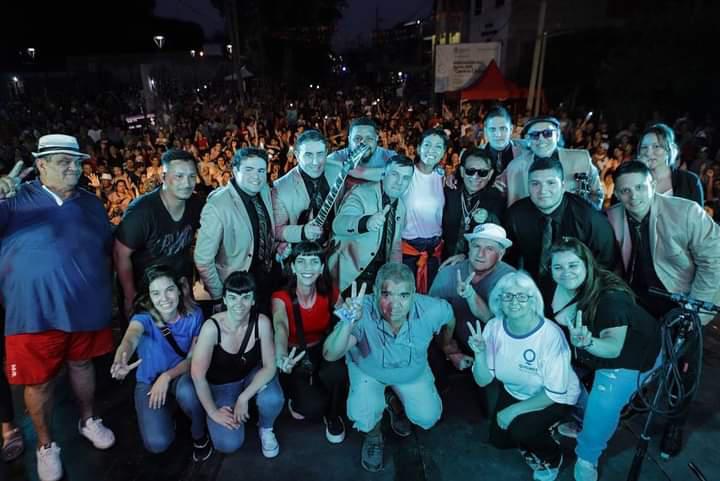 MAYRA JUNTO A LOS VECINOS Y VECINAS DEL BARRIO SANTA MARÍA-IAPI QUE SE VISTIÓ DE FIESTA POR SU 39º ANIVERSARIO (1)
