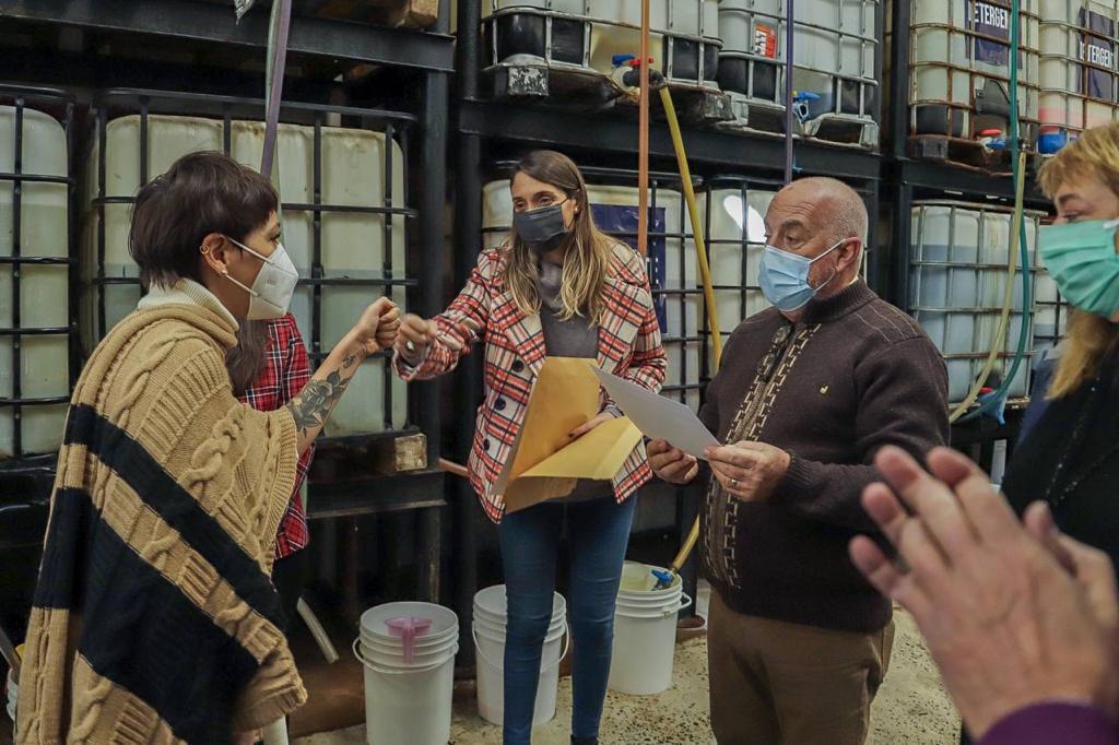 Mayra entrega certificado 3