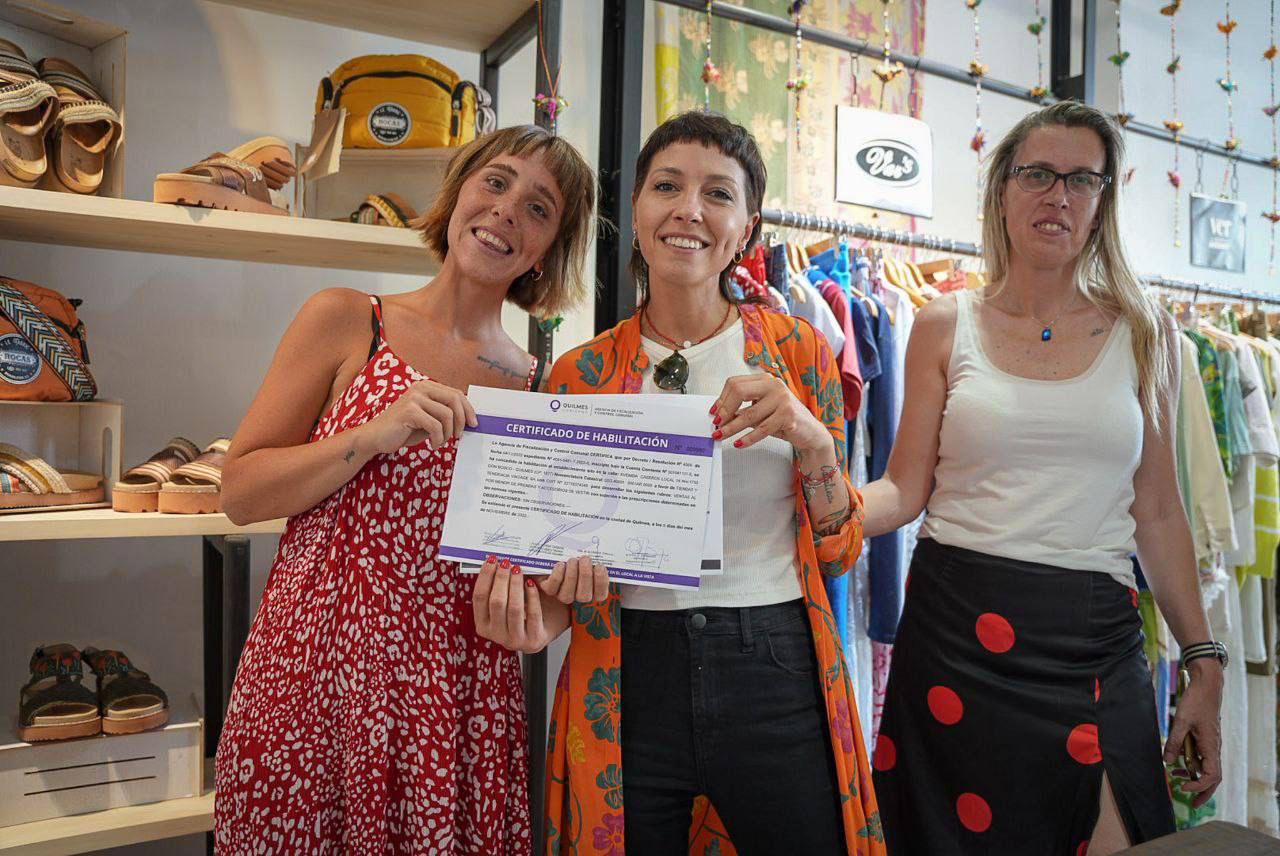 MAYRA ENTREGÓ CERTIFICADOS DE HABILITACIONES 1