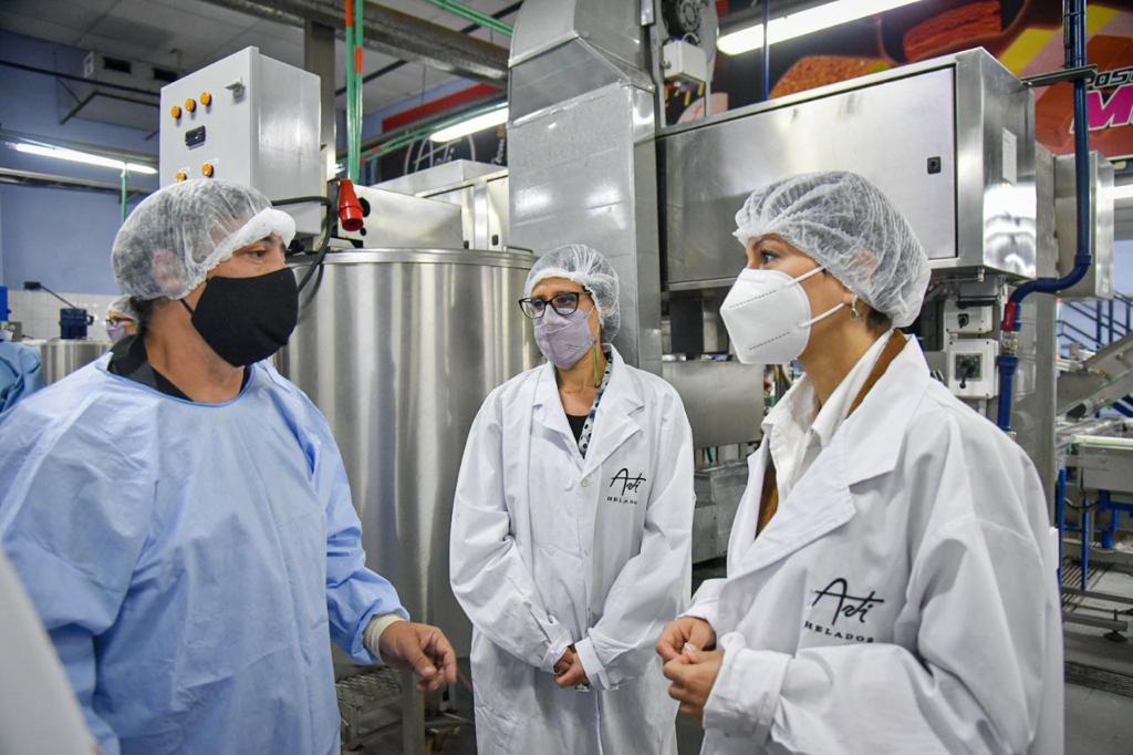 Mayra en lanzamiento pymes en góndola 1