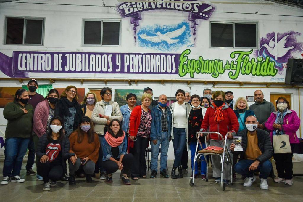 MAYRA COMPARTIÓ UN DESAYUNO EN EL CENTRO DE JUBILADOS Y PENSIONADOS ESPERANZA DE LA FLORIDA (2)