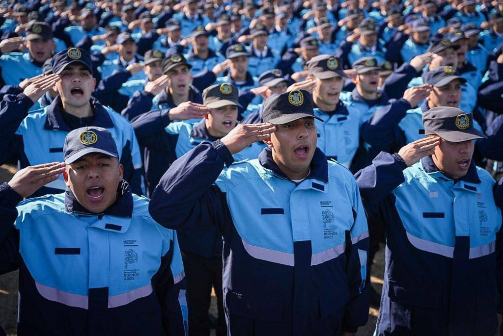 MAYRA JUNTO A KICILLOF EN LA JURA DE CADETES DE LA POLICIA 4