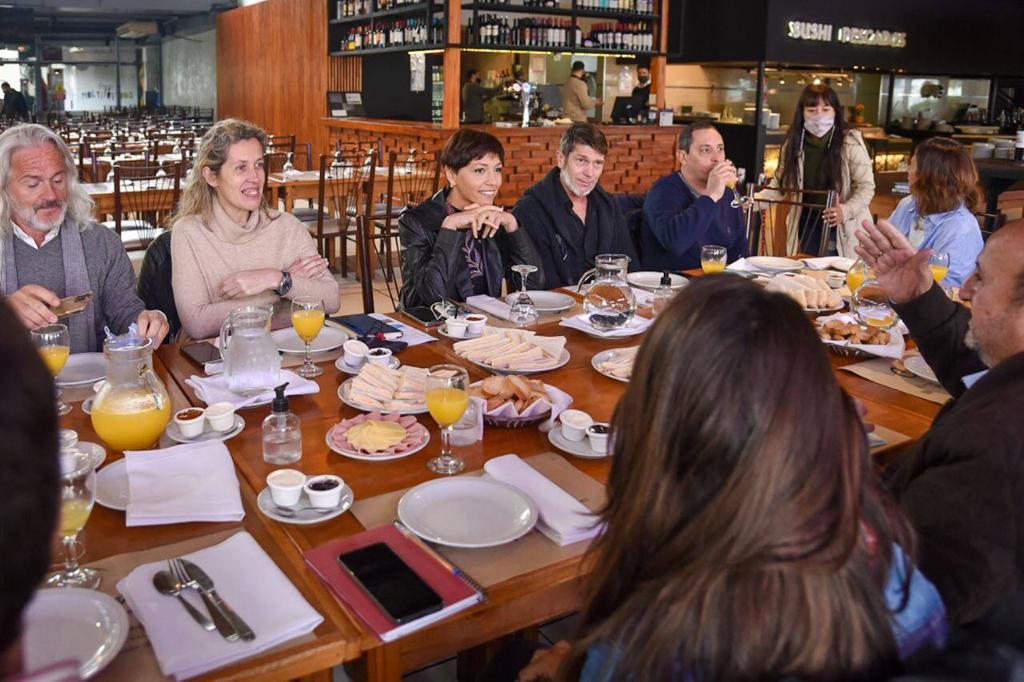 Mayra en nueva reunión con comerciantes 1