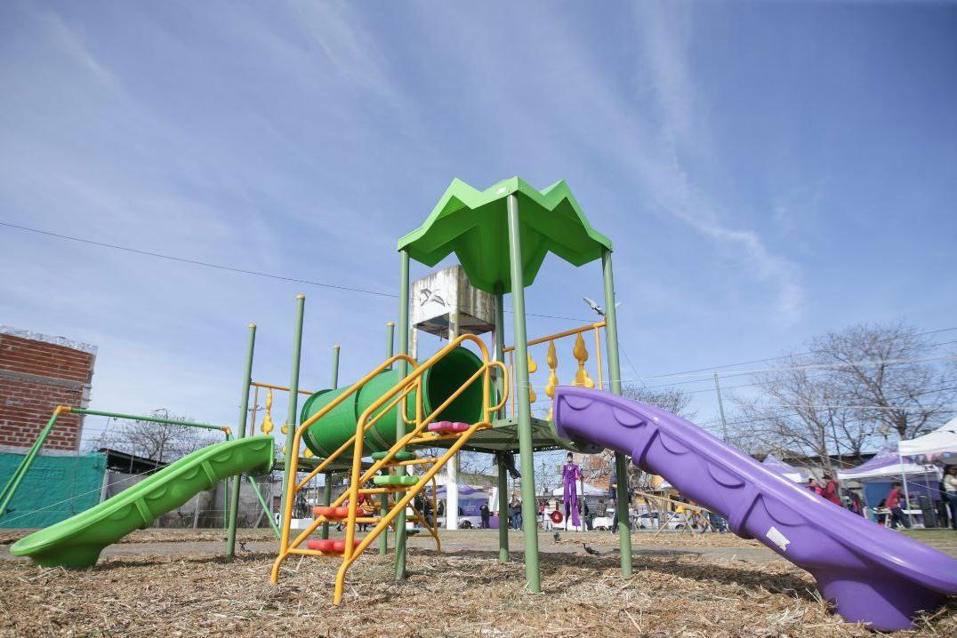 MAYRA JUNTO A LOS VECINOS Y A LAS VECINAS INAUGURÓ LOS NUEVOS JUEGOS DE LA PLAZA “SOLDADO LUIS ALBERTO DÍAZ” DE SAN FRANCISCO SOLANO (2)