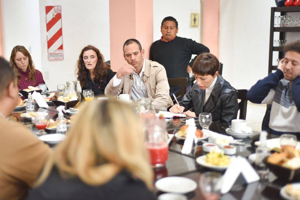 MAYRA JUNTO A LOS COMERCIANTES DE EZPELETA (3)