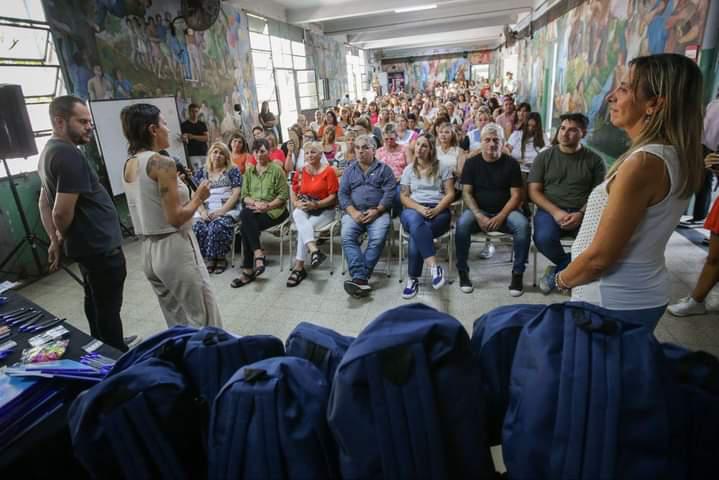 MAYRA HIZO ENTREGA DE ÚTILES ESCOLARES PARA LOS ALUMNOS Y ALUMNAS DE LAS ESCUELAS PRIMARIAS PÚBLICAS DEL DISTRITO 1
