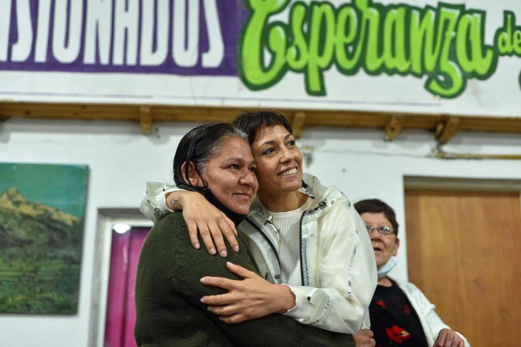 MAYRA COMPARTIÓ UN DESAYUNO EN EL CENTRO DE JUBILADOS Y PENSIONADOS ESPERANZA DE LA FLORIDA (5)